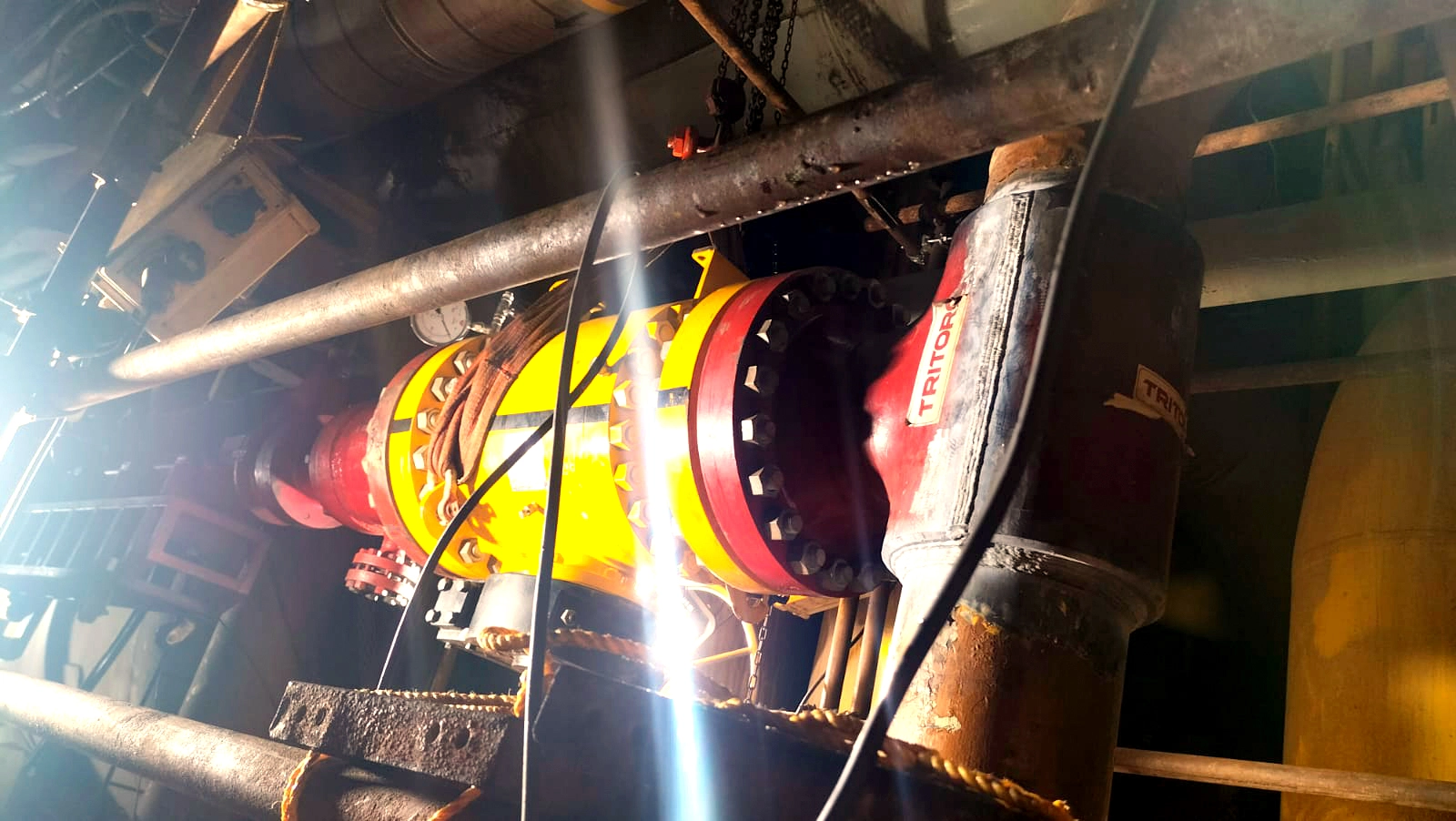 Hot Tapping machine installation done with valve. Hot Tapping machine installation done with valve.